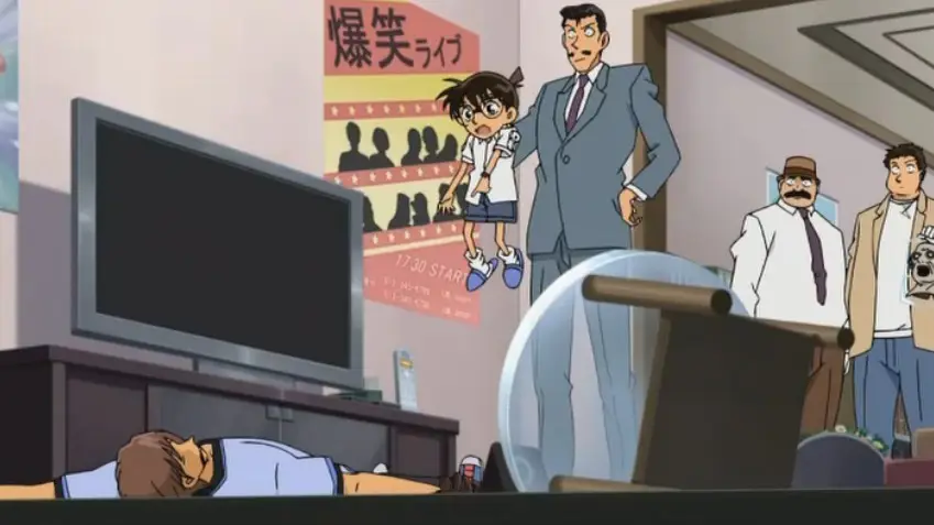 Gambar orang-orang menonton Detective Conan bersama