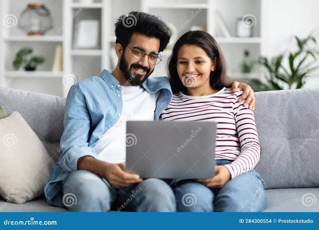 Menikmati Drama Bersama Pasangan menonton drama di laptop