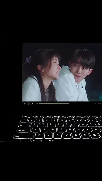 Seseorang menonton drama di laptop