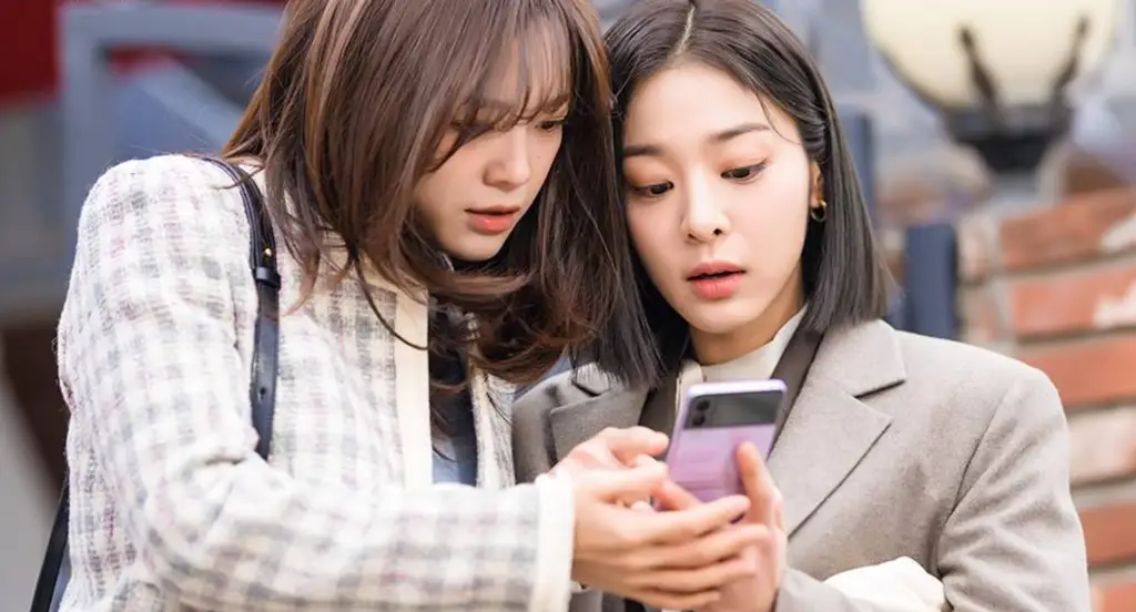 Gambar teman-teman menonton drama Korea bersama