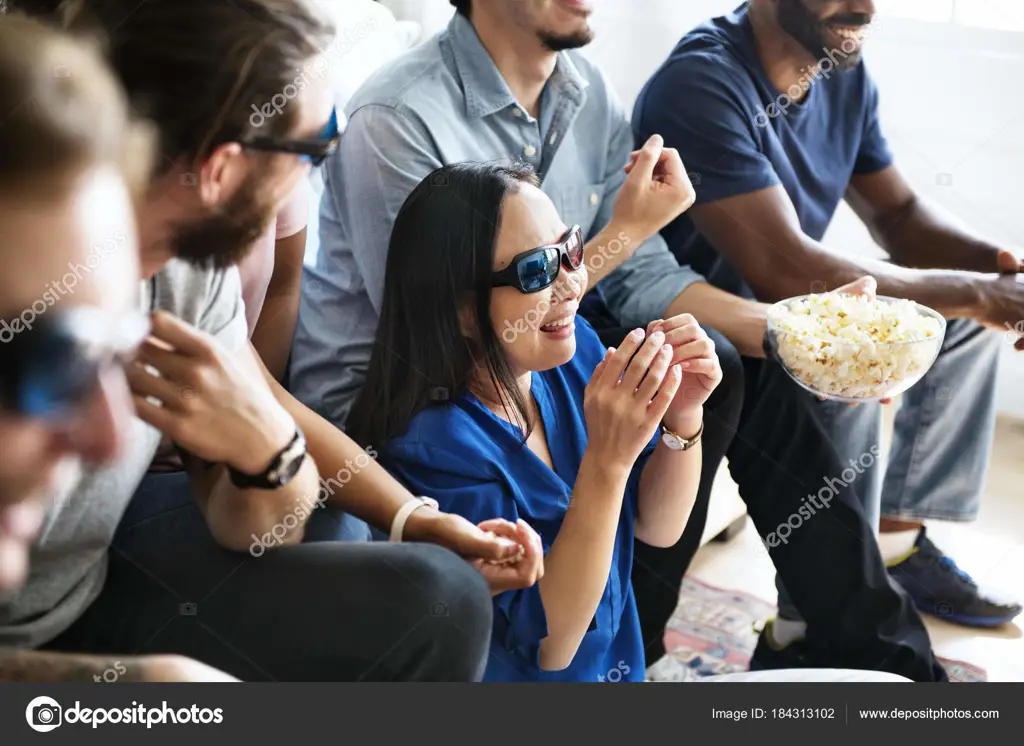 Menikmati film bersama teman Sekelompok teman menonton film bersama