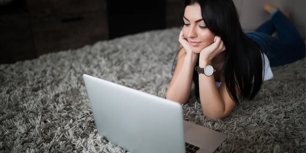 Seseorang menonton film di laptopnya