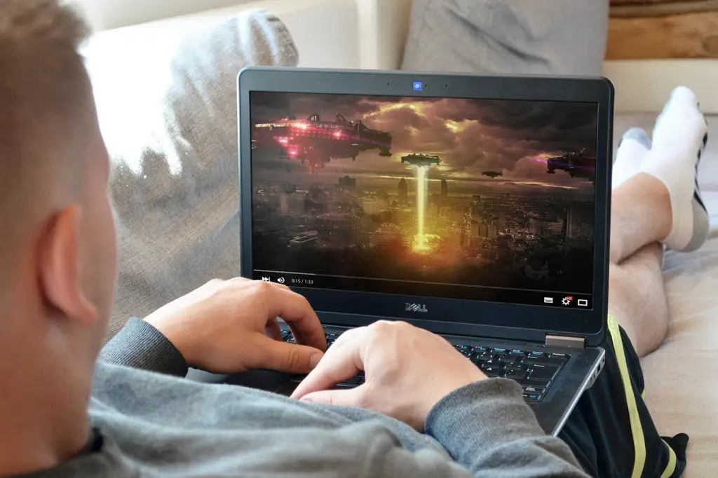 Menikmati film dengan nyaman Seseorang menonton film di laptop