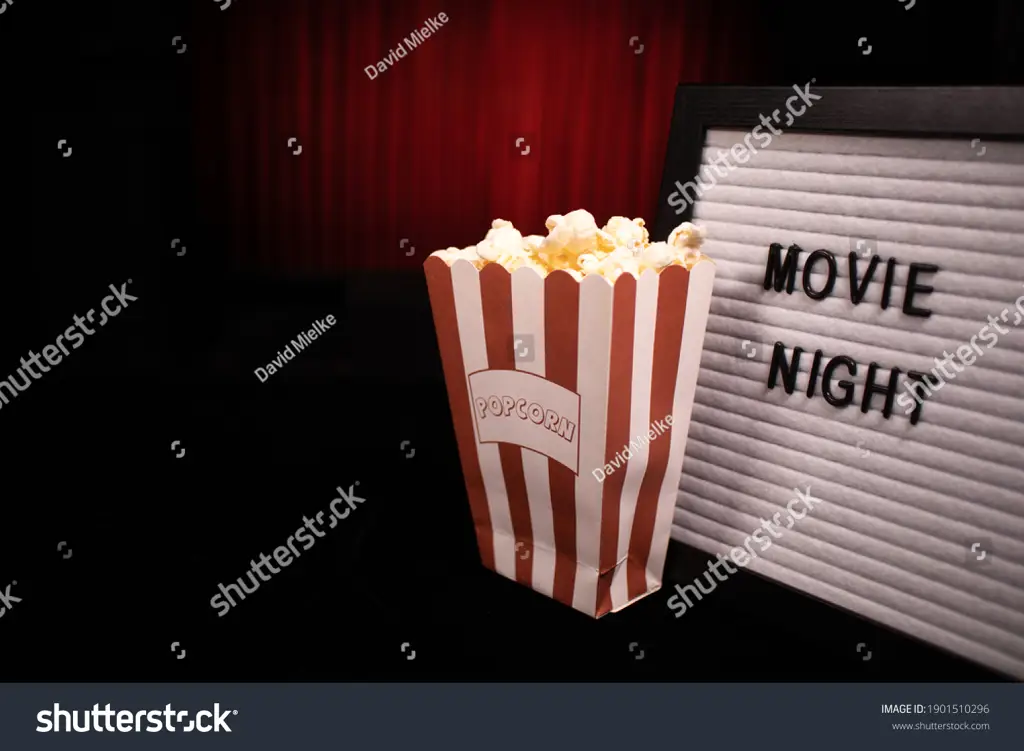 Gambar malam nonton film dengan popcorn