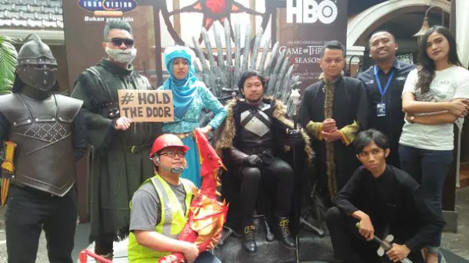 Menikmati Game of Thrones Bersama Teman Gambar penggemar Game of Thrones Indonesia sedang menonton bersama