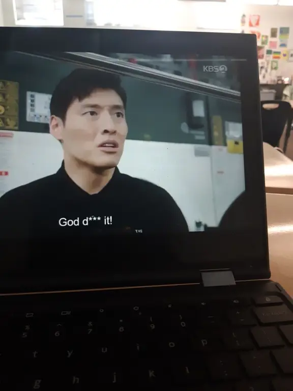 Seseorang menonton drama Korea di laptop