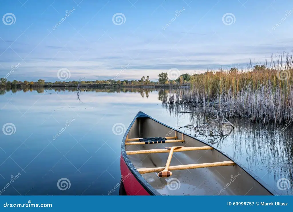 Foto Kano di Danau yang Tenang