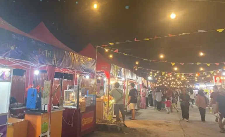 Suasana pasar malam di Bandar Lampung