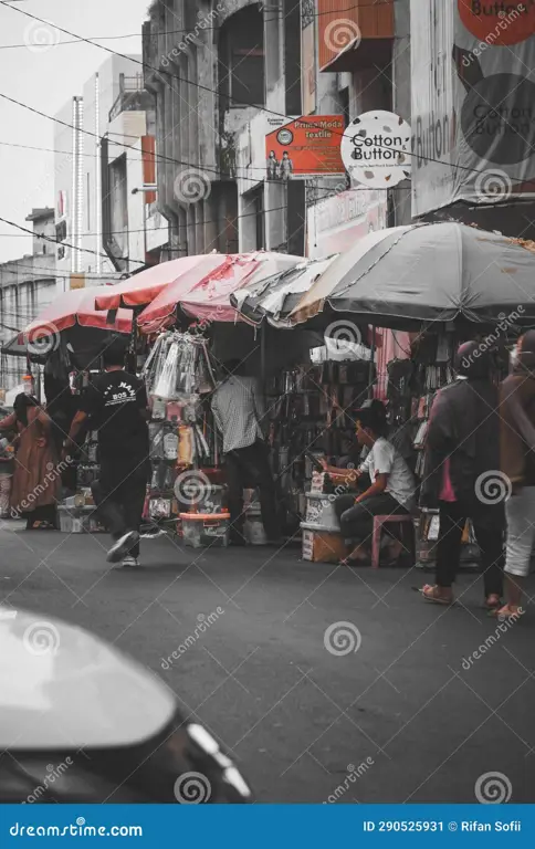 Suasana pasar malam di Bandar Lampung