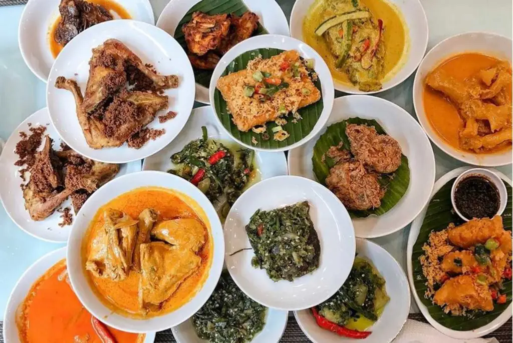 Sejumlah orang menikmati pepek lezat di warung makan