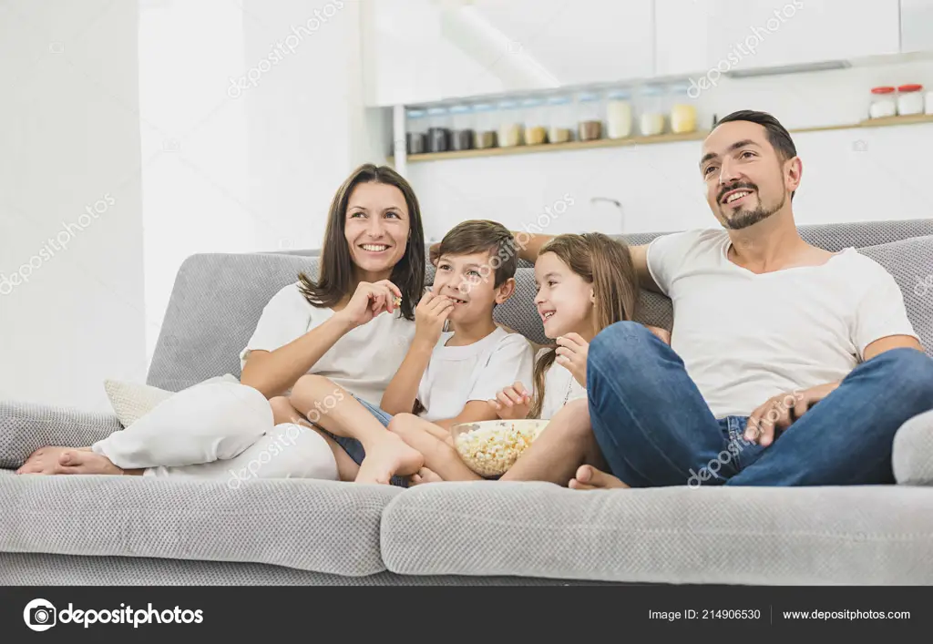 Menikmati waktu bersama keluarga dengan menonton konten yang aman Keluarga menonton TV bersama