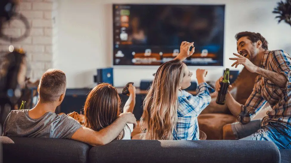 Teman-teman menonton acara TV bersama