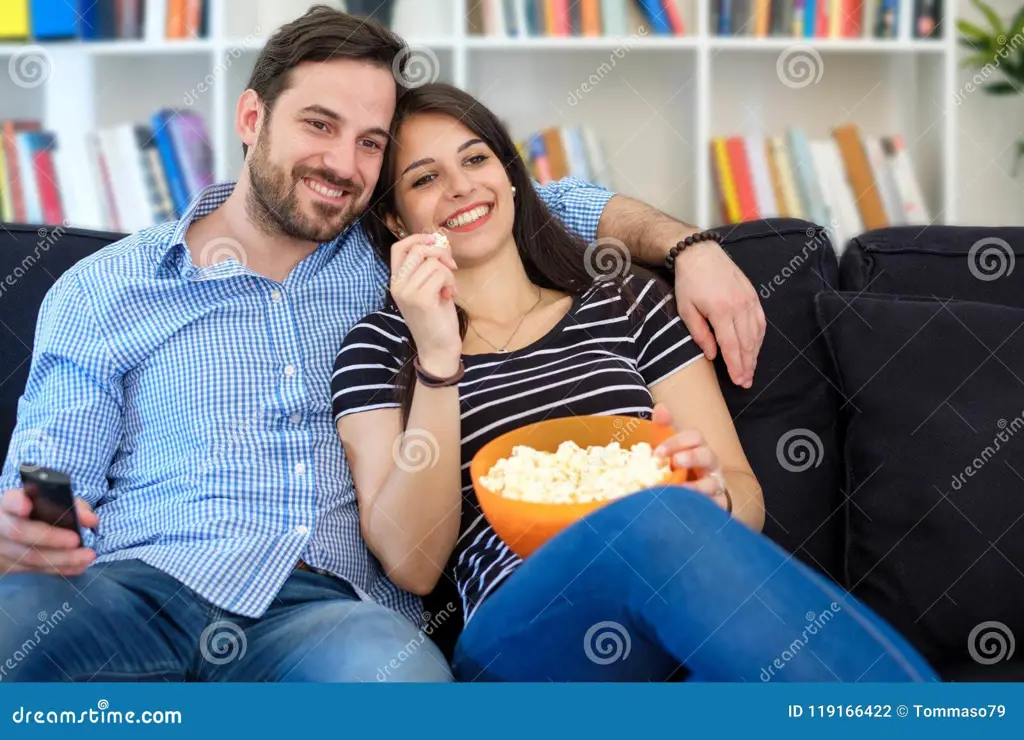 Menikmati waktu bersama sambil nonton film Pasangan menonton film di rumah