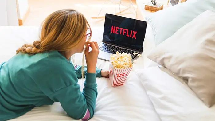 Orang-orang menonton Netflix di sofa