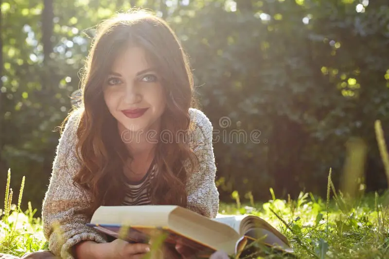 Wanita membaca buku di ruangan yang tenang