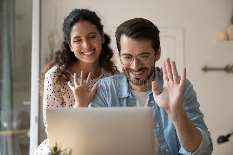 Gambar pasangan bahagia sedang melakukan video call