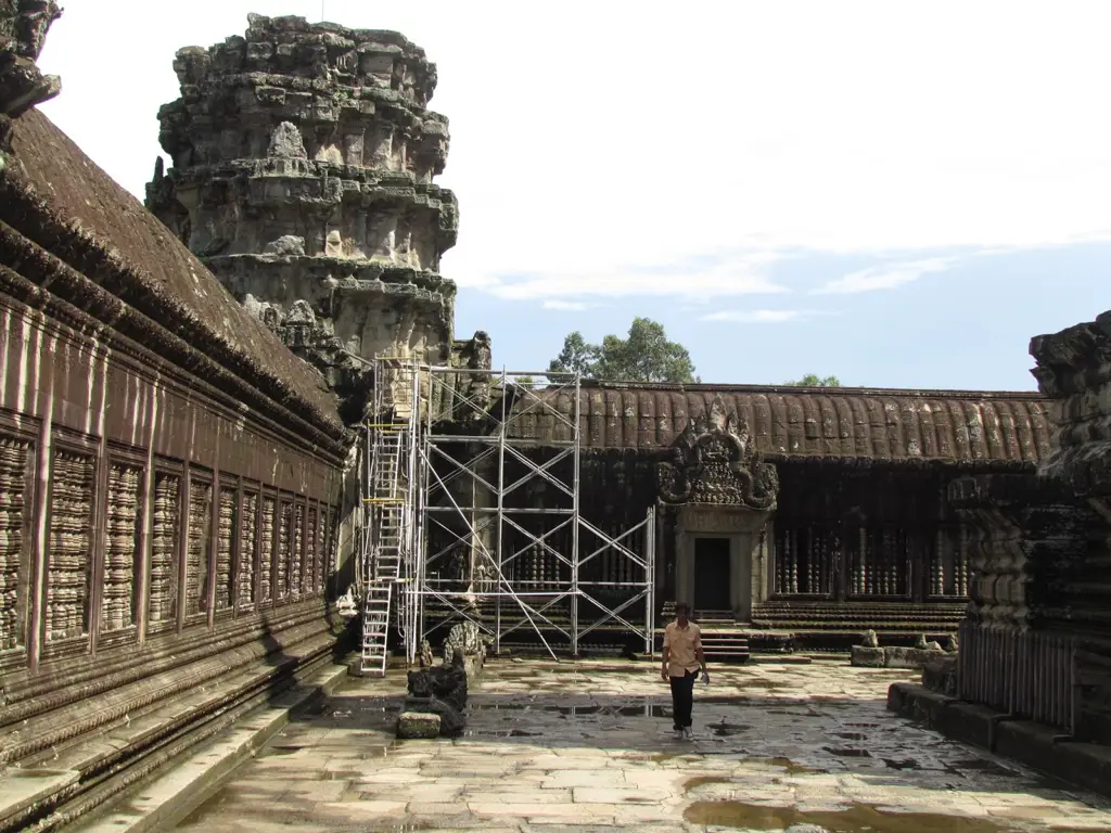 Proses restorasi Candi Angkor Wat