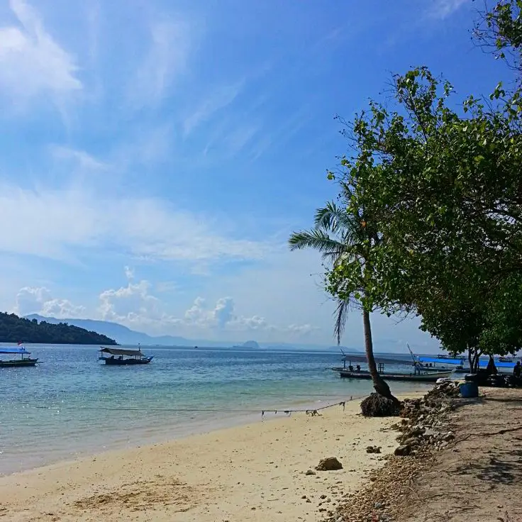 Aktivitas snorkeling di Pantai Mutun