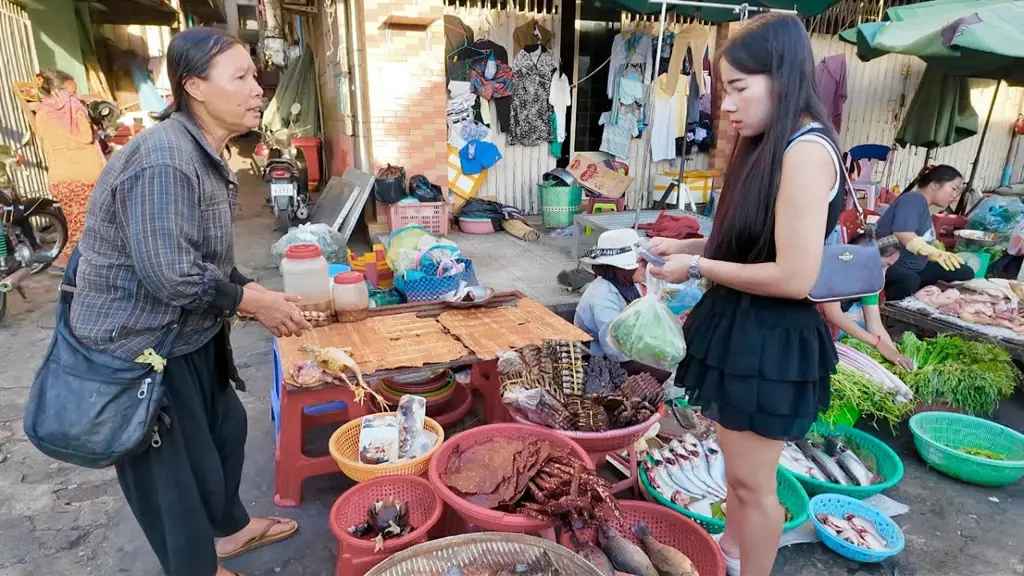 Pasar lokal di Bavet, Kamboja, yang ramai dan penuh warna