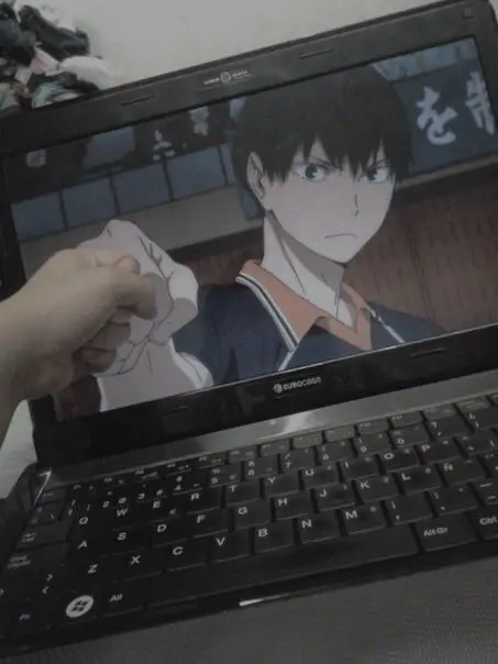 Laptop memutar anime