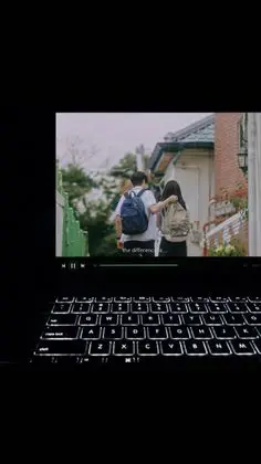 Seseorang menonton drama Korea di laptop