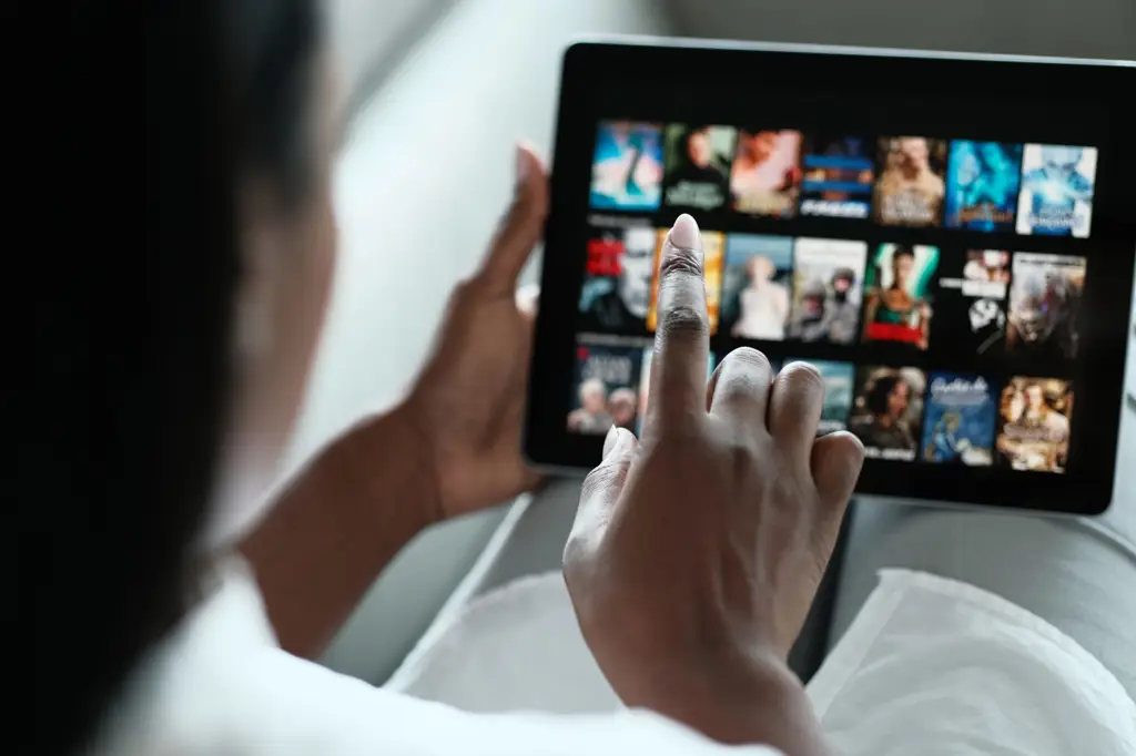 Menonton film dengan mudah menggunakan laptop Laptop yang digunakan untuk streaming film