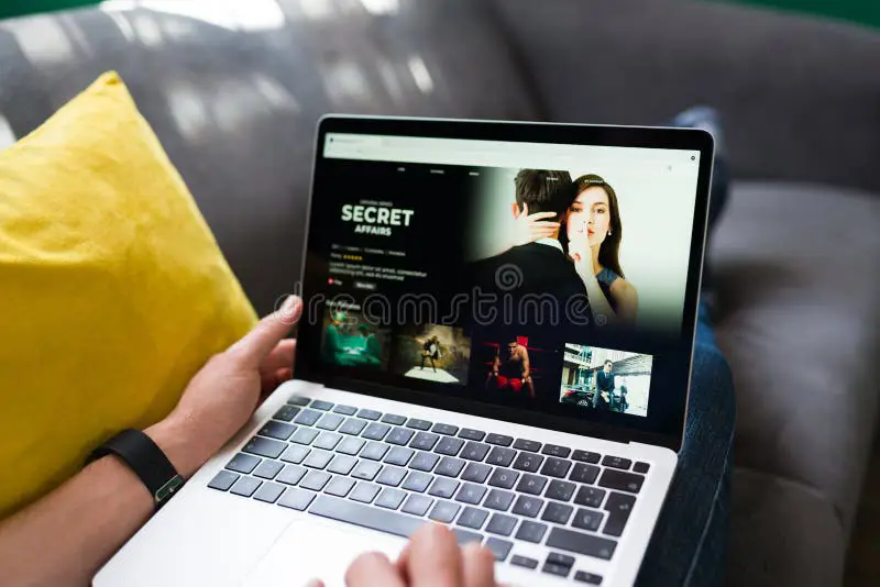 Laptop yang menampilkan film