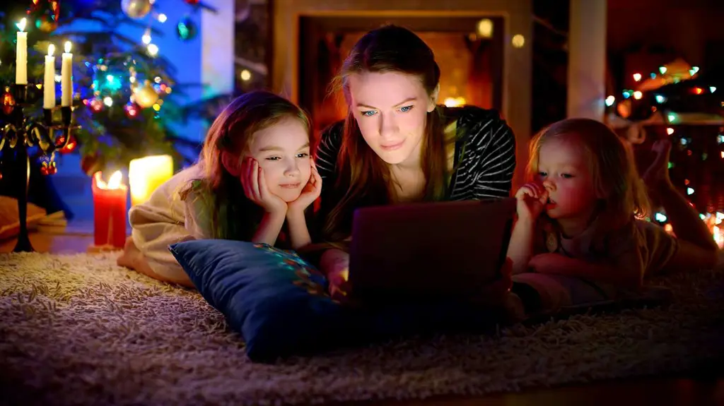 Menonton Film Online dengan Aman Seseorang menonton film secara online di laptop