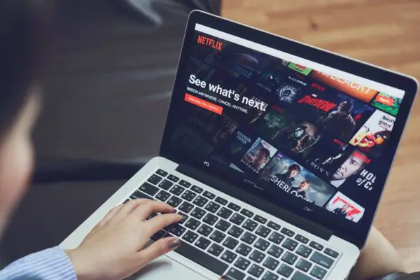 Laptop yang menampilkan film online dengan subtitle