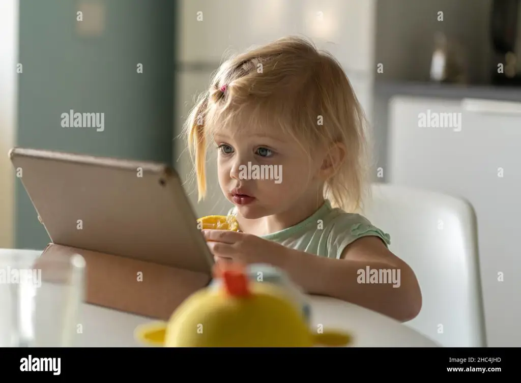 Anak-anak menonton kartun di tablet