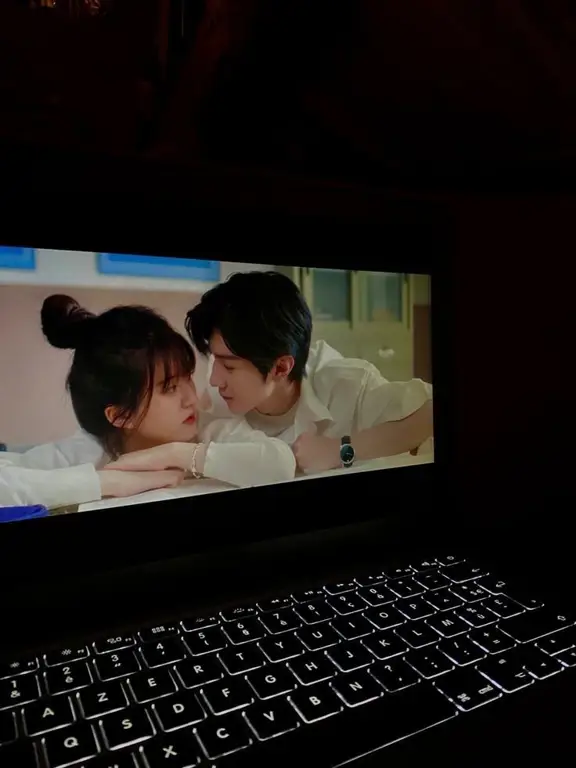 Seseorang menonton drama Korea di laptop