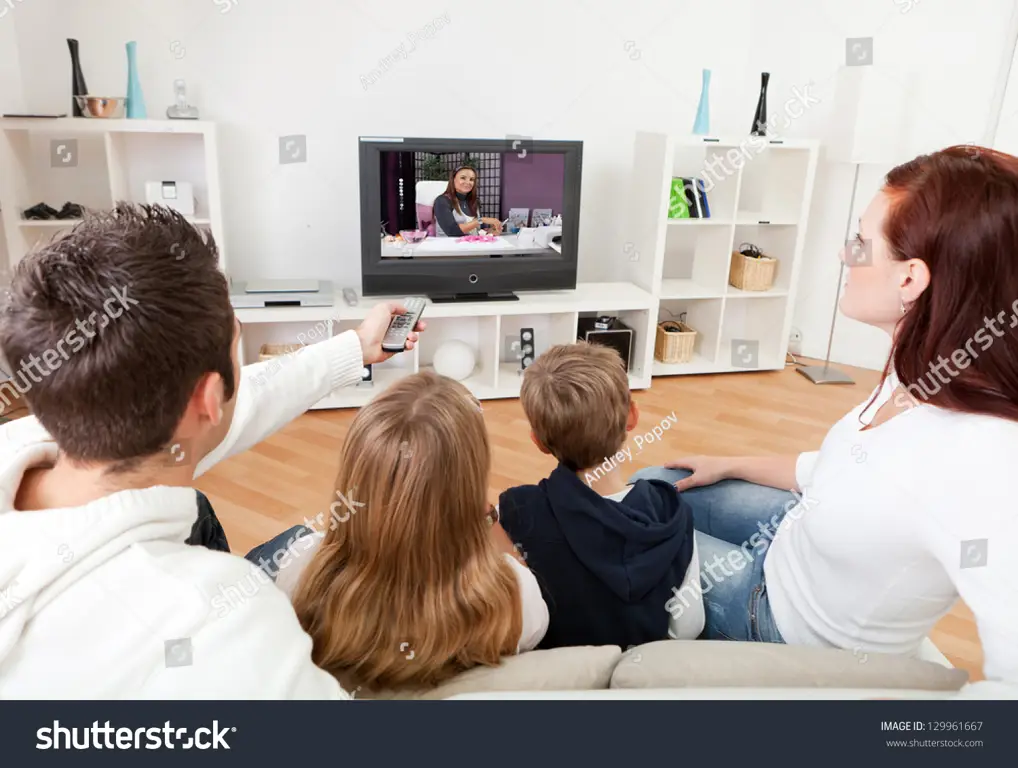 Menonton The Neighbors bersama keluarga Keluarga menonton tv bersama