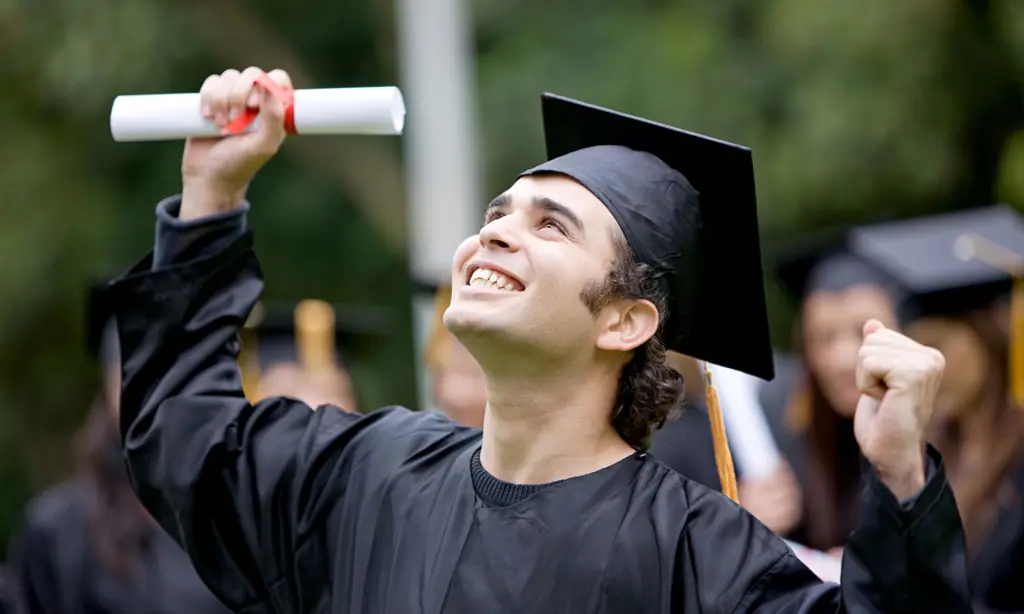 Siswa yang bahagia saat wisuda.