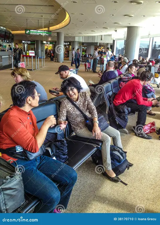 Orang-orang menunggu di bandara pada musim panas