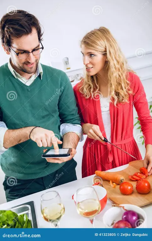 Pasangan memasak bersama