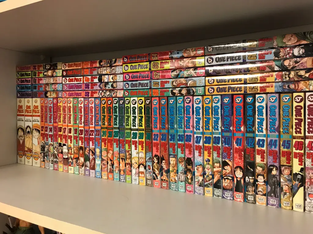 Koleksi manga One Piece ditampilkan dengan rapi di rak