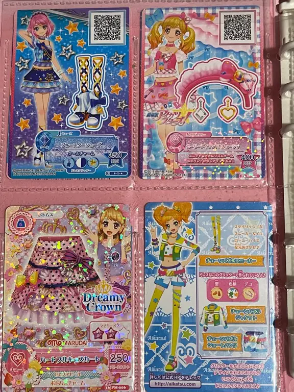 Gambar berbagai macam merchandise Aikatsu yang dipajang di toko