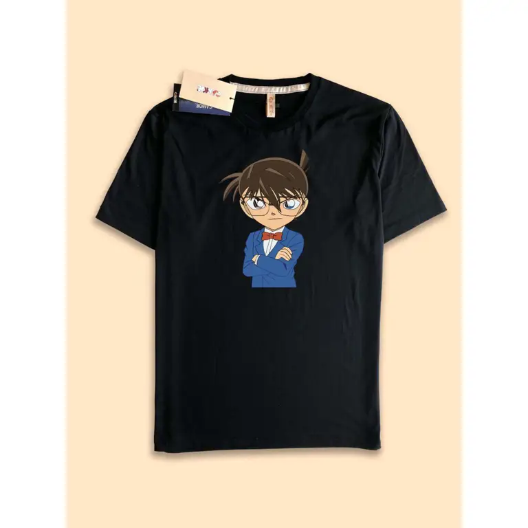 Berbagai macam merchandise Detective Conan yang dijual di Indonesia.