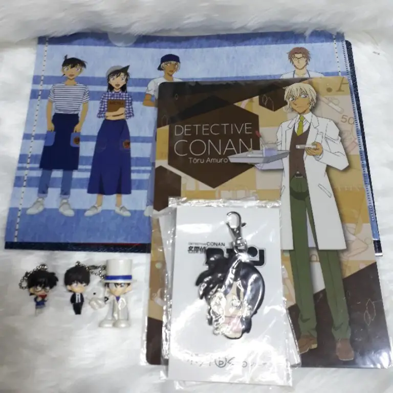 Gambar merchandise Detective Conan yang dijual di Indonesia