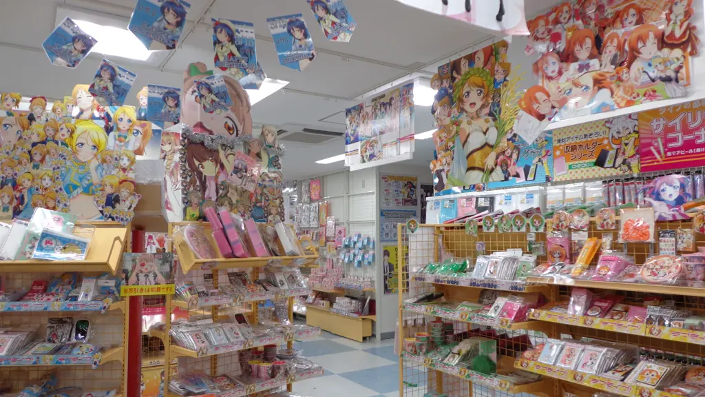 Merchandise Manga dan Anime yang Populer Berbagai macam merchandise manga dan anime, seperti boneka, kaos, dan aksesoris.