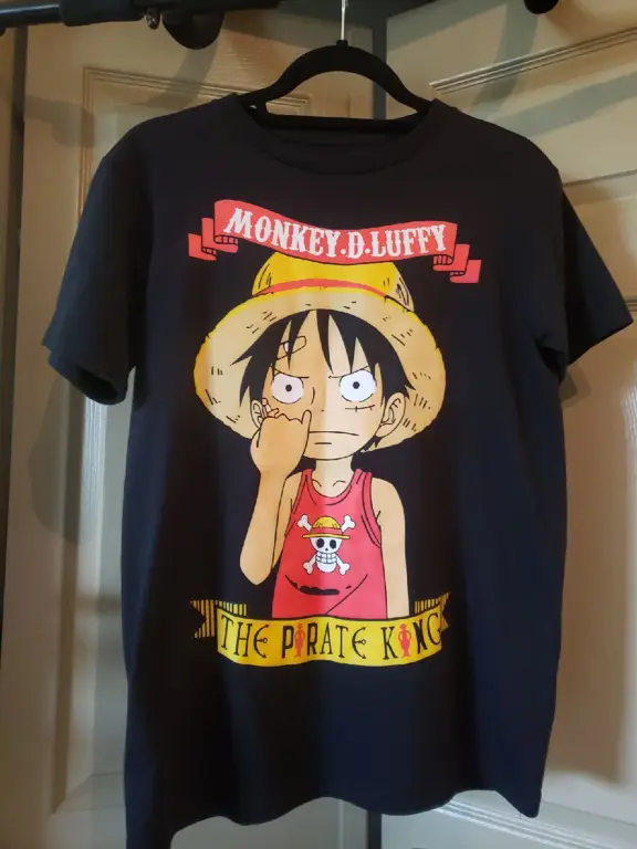 Gambar merchandise One Piece yang dijual di Indonesia