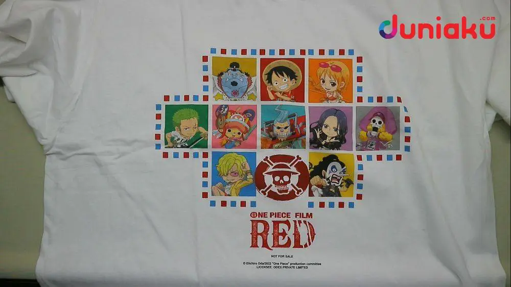 Gambar berbagai merchandise One Piece yang dijual di Indonesia