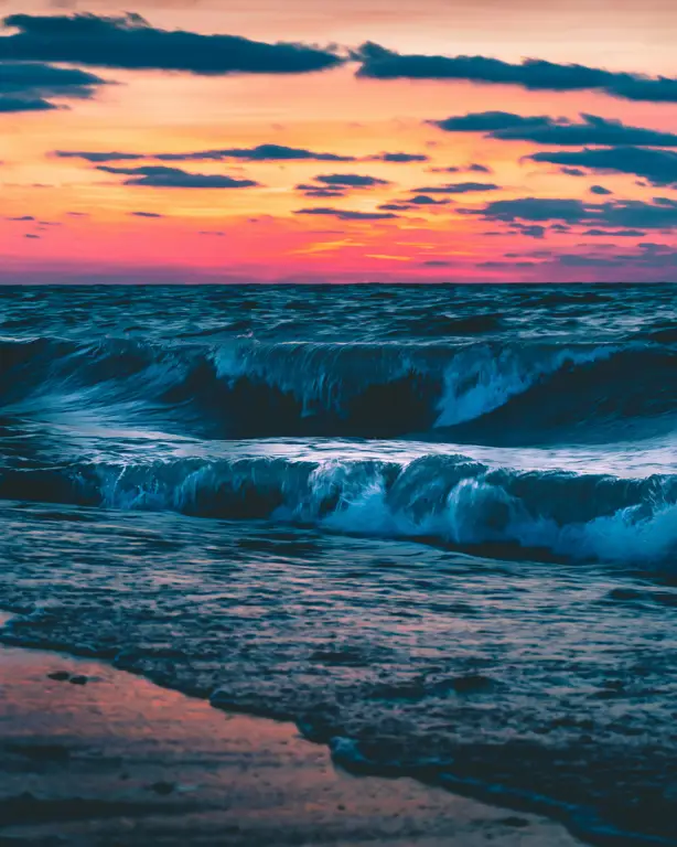 Gelombang laut yang menerjang pantai