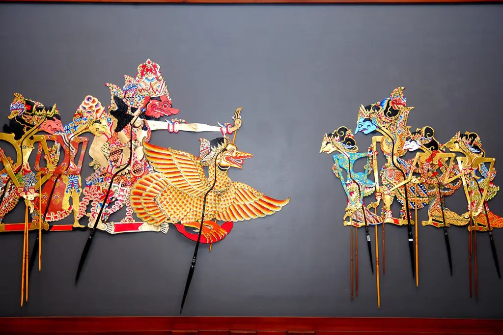 Gambar pertunjukan wayang bayangan