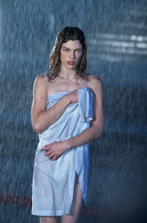 Milla Jovovich sebagai Alice di Resident Evil