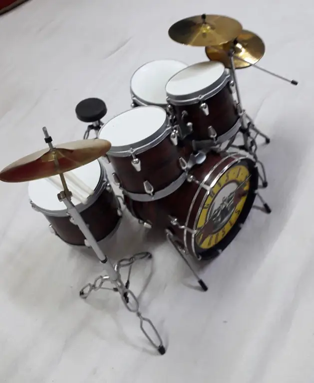 Gambar pajangan miniatur drum