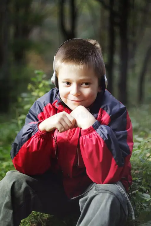 Gambar anak laki-laki di hutan gelap