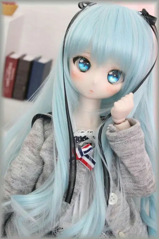 Gadis anime dengan boneka porselen