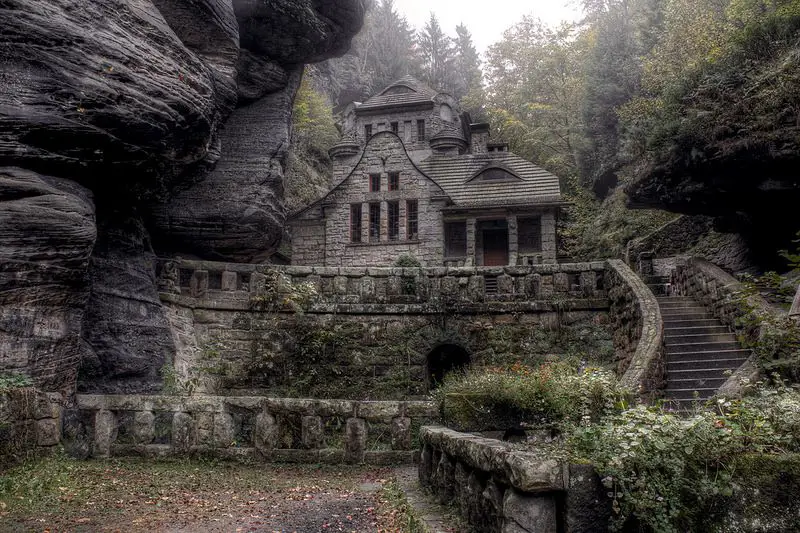 Misteri tersembunyi di balik tembok Shadow House Rumah Shadow House yang misterius