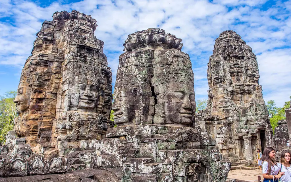 Kuil Bayon dengan wajah-wajah tersenyum